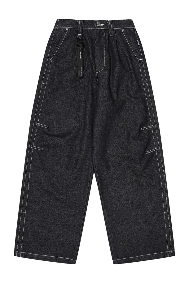 여성 에센셜 와이드 데님 팬츠_5K62613은 베이직한 디자인으로 데이트룩, 쇼핑룩 등 다양한 TPO에 활용하기 좋은 데님 팬츠입니다. 블랙인디고, 제트블랙데님 두 가지 컬러로 출시되었으며, 사계절 내내 착용 가능합니다. 면과 폴리에스테르 혼방 소재로 제작되어 편안한 착용감을 선사하며, 세미 와이드핏으로 다리가 길어 보이는 효과를 줍니다. 허리 밴딩과 벨트고리에 시그니처 키링 포인트를 더해 스타일리시함을 더했습니다. 캐주얼, 미니멀, 클래식 등 어떤 스타일에도 잘 어울려 다양한 이너 및 아우터와 코디가 용이합니다.
