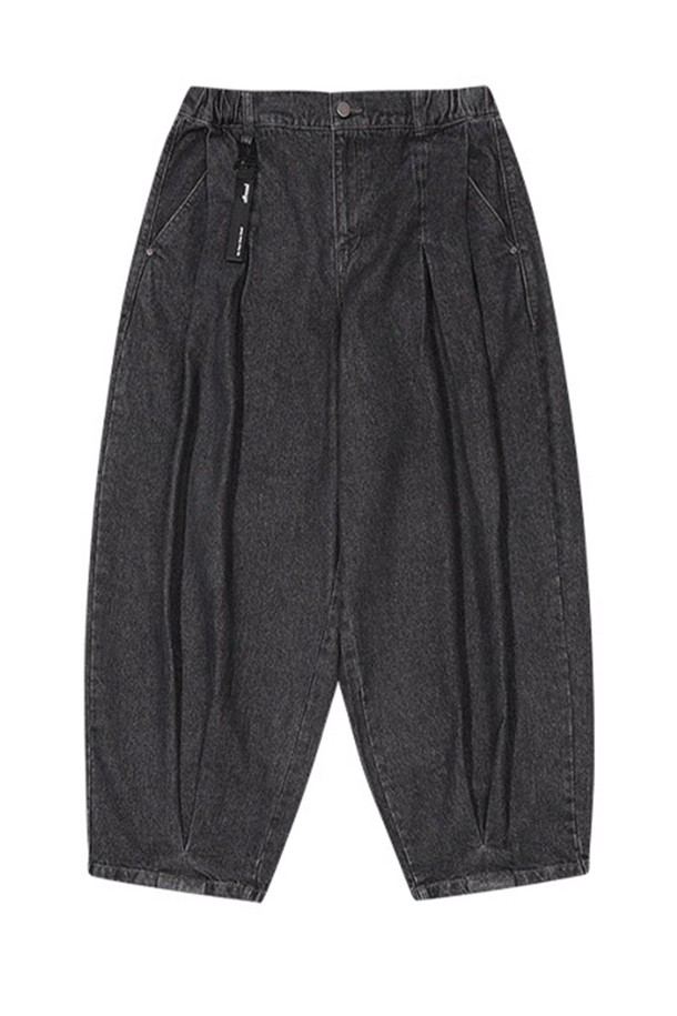 유니 VALLEY TUCK 벌룬 데님 팬츠_5KE2614는 캐주얼한 스타일을 연출하기 좋은 유니섹스 데님 팬츠입니다. 사계절 용도로 제작되었으며, 블랙 데님과 제트 블랙 데님 두 가지 색상으로 만나볼 수 있습니다. 앞중심 턱 디테일과 곡선 실루엣, 루즈핏의 벌룬핏으로 편안하면서도 스타일리시한 핏을 제공합니다. 신축성 있는 허리 밴딩으로 활동성을 높였으며, 동네 마실룩, 여행룩, 미니멀, 시티보이룩 등 다양한 스타일에 활용하기 좋습니다. 면과 데님 소재를 사용하여 편안한 착용감을 선사합니다.
