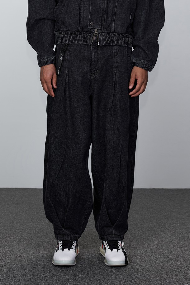 유니 VALLEY TUCK 벌룬 데님 팬츠_5KE2614는 캐주얼, 미니멀, 시티보이 스타일을 즐기는 분들을 위한 데님 팬츠입니다. 일상생활은 물론, 가벼운 여행 시에도 편안하게 착용할 수 있으며, 블랙 데님과 제트 블랙 데님 두 가지 색상으로 만나볼 수 있습니다. 앞면 중앙의 턱 디테일과 곡선 실루엣이 특징이며, 루즈핏 벌룬핏으로 여유로운 핏을 연출합니다. 면 소재로 제작되어 사계절 내내 활용 가능하며, 신축성 있는 허리 밴딩으로 편안한 착용감을 제공합니다.
