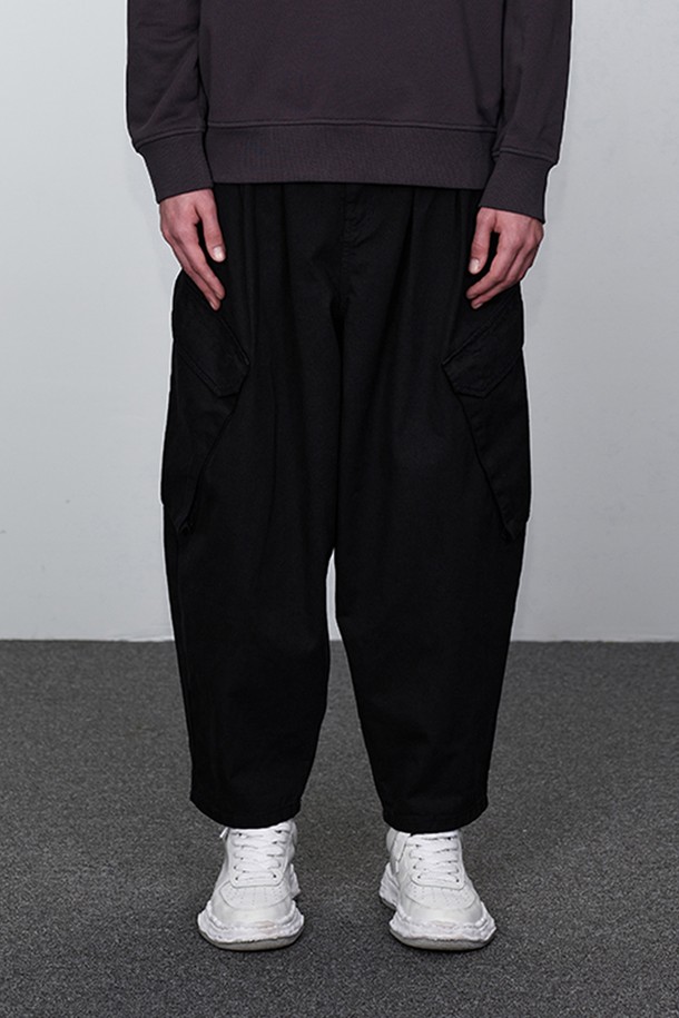 MULTIPLE PLEATED (멀티 플리츠) 벌룬 데님 팬츠_5K52621은 남성용 데님 팬츠입니다. 블랙 컬러의 두꺼운 데님 소재로 제작되어 뻣뻣한 촉감을 선사하며, 캐주얼한 무드를 연출합니다. 플리츠 디테일이 돋보이는 벌룬핏으로, 봄, 가을에 데이트룩, 출근룩, 캐주얼, 미니멀, 시티보이 스타일로 활용하기 좋습니다. 허리 밴딩이 있어 편안한 착용감을 제공하며, 루즈핏 디자인으로 활동성을 높였습니다.
