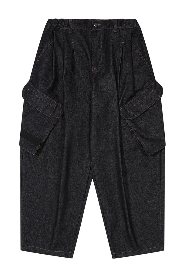 MULTI PLEATED (멀티 플리츠드) 벌룬 데님 팬츠_5K52621은 캐주얼하고 미니멀한 스타일을 추구하는 여성 고객을 위한 데님 팬츠입니다. 블랙 컬러의 무지 디자인으로, 숏 기장과 루즈핏 벌룬 핏이 특징입니다. 봄, 여름, 가을 세 계절에 걸쳐 활용 가능하며, 중간 두께감의 데님 소재로 제작되었습니다. 뻣뻣한 촉감과 플리츠 디테일이 더해져 독특한 실루엣을 연출합니다. 일상복으로 편안하게 착용하며 개성을 드러낼 수 있습니다.
