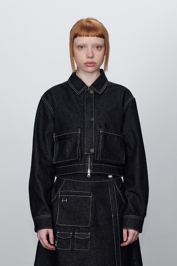 유틸리티 크롭 데님 재킷_5K52611은 캐주얼, 스트릿, 미니멀 스타일을 소화하는 여성 고객을 위한 아이템입니다. 봄, 가을 시즌에 어울리는 두꺼운 데님 소재로 제작되었으며, 뻣뻣한 촉감이 특징입니다. 크롭 기장과 루즈 핏으로 트렌디한 스타일을 연출하며, 블랙 컬러와 무지 패턴으로 어떤 옷에도 쉽게 매치할 수 있습니다. 집업 및 버튼 여밈 방식에 스티치 및 포켓 디테일이 더해져 유틸리티 스타일을 강조하며, 봄 소풍룩, 캠핑룩 등 다양한 TPO에 활용하기 좋습니다. 긴 소매 기장으로 간절기에도 따뜻하게 착용 가능합니다.
