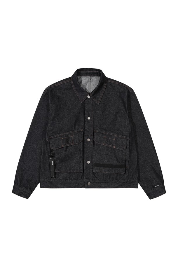 유틸리티 디자인과 포켓 디테일이 돋보이는 여성용 블랙 크롭 데님 재킷입니다. 봄, 가을 시즌에 활용하기 좋은 중간 두께감의 데님 소재로 제작되었습니다. 캐주얼하고 미니멀한 스타일을 연출하기 좋으며, 크롭 기장과 뻣뻣한 촉감이 특징입니다. 버튼 여밈 방식으로 간편하게 착용할 수 있으며, 일상에서 편안하게 즐겨 입기 좋습니다.
