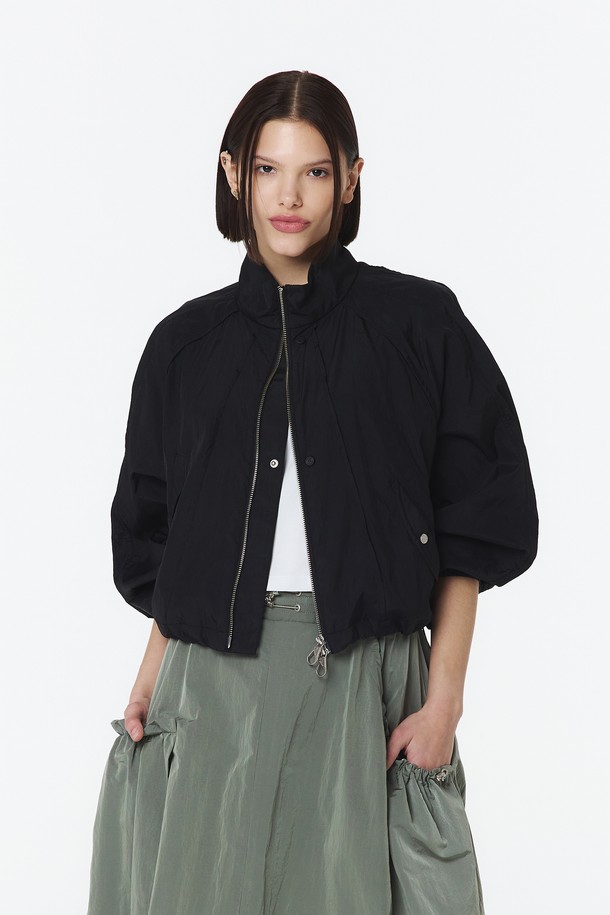 여성용 블랙 색상의 긴팔 스탠드 칼라 셋업 점퍼는 미니멀하고 캐주얼한 무드를 연출하며, 크롭 기장의 루즈핏으로 제작되었습니다. 얇은 나일론 소재로 봄에 적합하며, 하이넥 디자인과 팬츠와 세트 구성이 가능한 특징을 가지고 있습니다. 일상에서 편안하게 착용하기 좋은 윈드브레이커 스타일의 집업 점퍼입니다.
