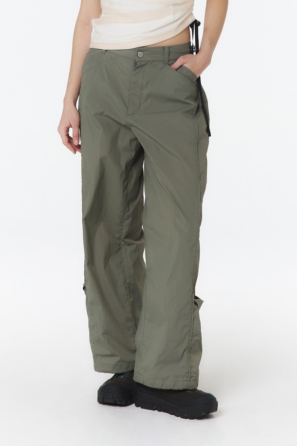 애쉬 올리브 색상의 여성용 긴팔 스탠드 칼라 셋업 바지로, 점퍼 5LB1312와 함께 코디하여 착용할 수 있습니다. 나일론 소재로 제작되었으며, 활동성이 좋은 와이드 실루엣과 편안한 와이드핏을 제공합니다. 봄, 가을에 일상복으로 캐주얼하게 연출하기 좋은 무지 패턴의 와이드 팬츠입니다.
