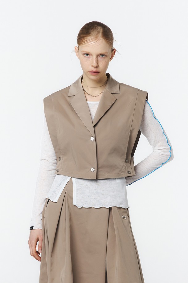 여성 테일러드 VEST (베이지)_5LB1431은 여유로운 핏의 베이지 색상 여성용 베스트입니다. 폴리에스터 소재로 제작되었으며, 깊게 파인 암홀 라인과 허리 연결 스냅 탈착, 뒷면 맞주름 디테일이 특징입니다. 3피스 셋업이 가능하며, 아웃도어 및 일상에서 활용하기 좋은 테일러드 스타일입니다.
