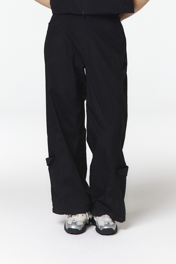 세로 절개 라인이 돋보이는 블랙 색상의 여성 긴팔 스탠드 칼라 셋업 바지입니다. 나일론 소재로 제작되었으며, 와이드핏과 뒷허리 밴딩으로 편안한 착용감을 제공하고, 앞포켓 이중 구성과 뒤 박스 아웃포켓 디테일을 더했습니다. 5LB1312 점퍼와 셋업으로 연출 가능하며, 봄, 가을 일상복으로 미니멀하고 스포티한 스타일을 완성할 수 있습니다.
