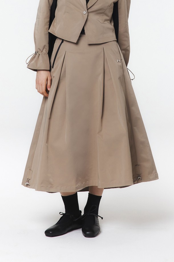 여성용 테일러드 셋업 스커트 (베이지)_5LB1831은 폴리에스터 소재의 A라인 플리츠 스커트입니다. 앞면 맞주름 2개, 뒷면 맞주름 4개, 허리 밴드 커브드 성형, 2중 포켓(방수지퍼), FF 심볼 금속장식, 밑단 스트링 스토퍼, 뒷면 하단 하든 입술포켓, 허리벨트 웨빙테이프 금속 버클 디테일이 돋보입니다. 클래식하고 미니멀한 무드를 연출하며 봄, 가을 일상복으로 적합한 베이지 색상의 레귤러핏 스커트입니다.
