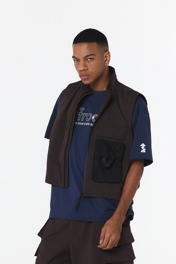 유니 스탠드 칼라 셋업 베스트 (다크브라운)_5LG1413은 은은한 광택이 돋보이는 나일론, 폴리에스테르 혼방 소재의 유니섹스 베스트입니다. 다크 브라운 색상의 스탠드 칼라 디자인에 전면 집업 여밈, 4개의 포켓 디테일(가슴 플랩 포켓, 콘트라스트 컬러 포켓, 사이드 포켓)이 특징이며, 크롭 기장의 레귤러 핏으로 봄, 가을철 일상복에 캐주얼하게 착용하기 좋습니다. 세트업 연출이 가능합니다.
