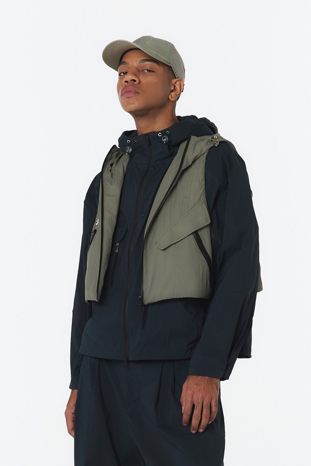 유니 후디베스트 (애쉬 올리브)_5LG1411은 스포티하고 캐주얼한 무드의 유니섹스 베스트입니다. 애쉬 올리브 컬러에 로고 패턴이 돋보이며, 크롭 기장의 오버핏으로 스타일리시하게 연출할 수 있습니다. 방풍, 발수, 통기 기능과 메쉬 안감, 2WAY 무광 방수 지퍼, 벤틸레이션 등의 디테일로 아웃도어 활동은 물론 일상에서도 편안하게 착용 가능합니다.
