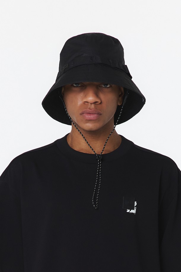 유니 써커 버킷햇 (블랙)_5LG7421은 은은한 광택감의 폴리에스터 소재로 제작되었으며, 시어서커 패턴이 돋보이는 블랙 컬러의 유니섹스 버킷햇입니다. 챙넓이 7cm, 모자깊이 9.5cm로 일상 및 캐주얼 용도로 적합하며, 봄, 여름 시즌에 착용하기 좋습니다. 금속 로고 리벳과 스트링 스토퍼 디자인 장식, 사이즈 조절 기능이 있으며 오프로드 무드의 독특한 외관을 자랑합니다.
