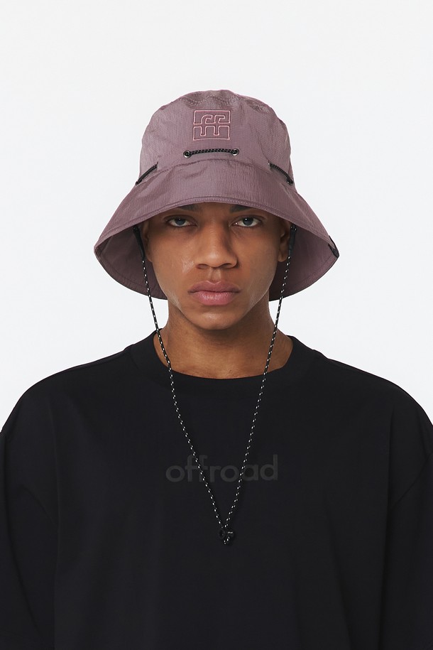 유니 립 스트링 버킷햇은 인디고 및 핑크 색상으로 제공되는 유니섹스 버킷햇입니다. 전면의 톤온톤 컬러 자수 디테일과 노출 스트링, 사이즈 조절이 가능한 스트링 스토퍼가 특징이며, 챙 넓이는 7.5cm입니다. 나일론 소재에 리플렉티브 립 패턴이 적용되었으며, 일상에서 편안하게 착용할 수 있습니다.
