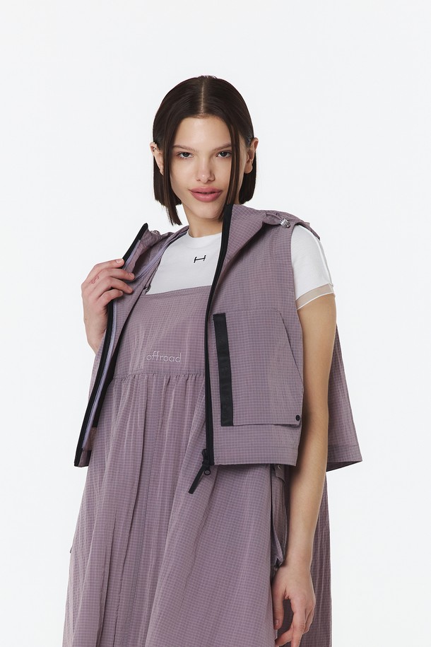 오프로드 시그니처 라인의 유니 후디 베스트는 인디 퍼플 색상의 립 원단으로 제작되었으며, 조직감이 돋보이는 디자인이 특징입니다. 나일론 소재로 만들어진 이 크롭 기장의 오버핏 베스트는 후드 네크라인과 민소매 디자인으로 스포티하면서도 캐주얼한 스타일을 연출합니다. 레이어드 스타일링이 가능한 유니섹스 아이템으로, 봄, 가을 일상복으로 적합합니다.

