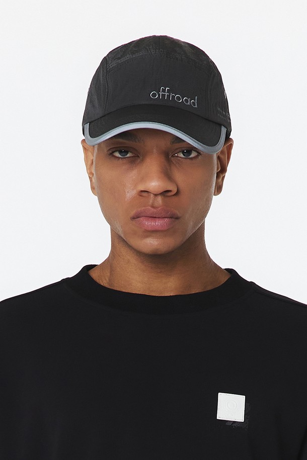 유니 리플렉트 5패널 캡 (딥 차콜)_5LG7413은 톤온톤 자수와 레터링 프린트, 3M 리플렉티브 테이프 장식이 돋보이는 딥 차콜 색상의 유니섹스 캡모자입니다. 나일론 소재로 제작되었으며, 5패널 구조와 더블 스트랩, 삼각 카라비너 사이즈 조절 기능이 특징입니다. 챙 넓이는 8cm이며, 등산 및 일상생활에서 사계절 착용하기 좋습니다.
