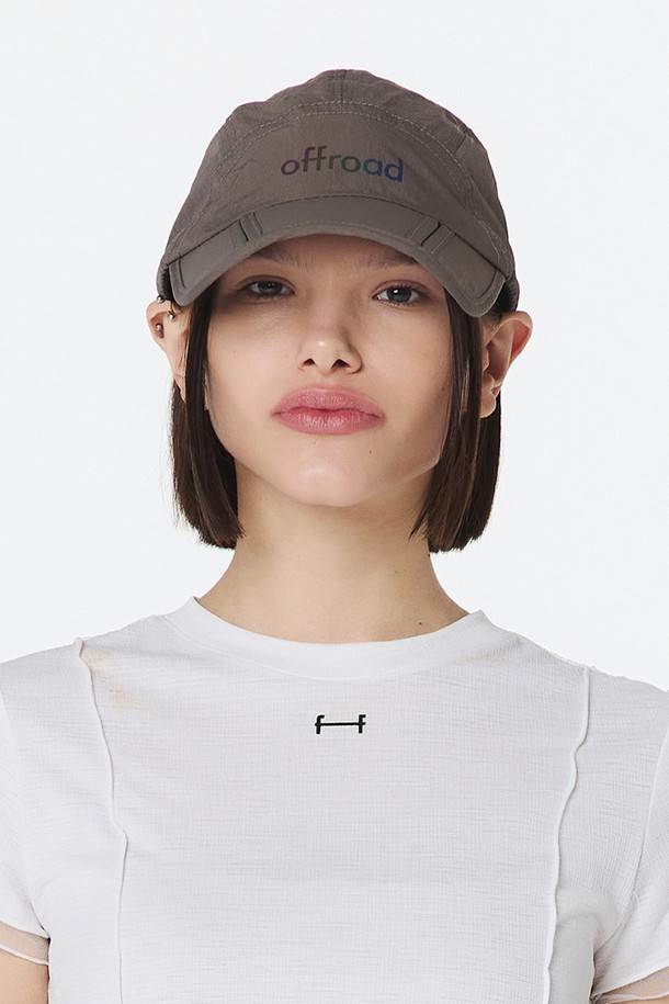 유니 패커블 캡 (그레이시 브라운) 5LG7414는 아웃도어 및 등산 활동에 적합한 유니섹스 캡모자입니다. 봄, 여름, 가을 계절에 착용하기 좋으며, 가볍고 접이식 디자인으로 휴대성을 높였습니다. 나일론 소재로 제작되었으며, 9.5cm의 모자 깊이와 8cm의 챙 너비를 가지고 있습니다. 리플렉티브 로고, 삼각 카라비너, 이중 스트랩 등의 디자인 장식이 특징이며, 2단 접이식 챙과 사이즈 조절 기능도 제공합니다. 등산룩, 캠핑룩, 가을 나들이룩 등 다양한 TPO에 고프코어, 캐주얼, 미니멀 스타일로 연출할 수 있습니다.
