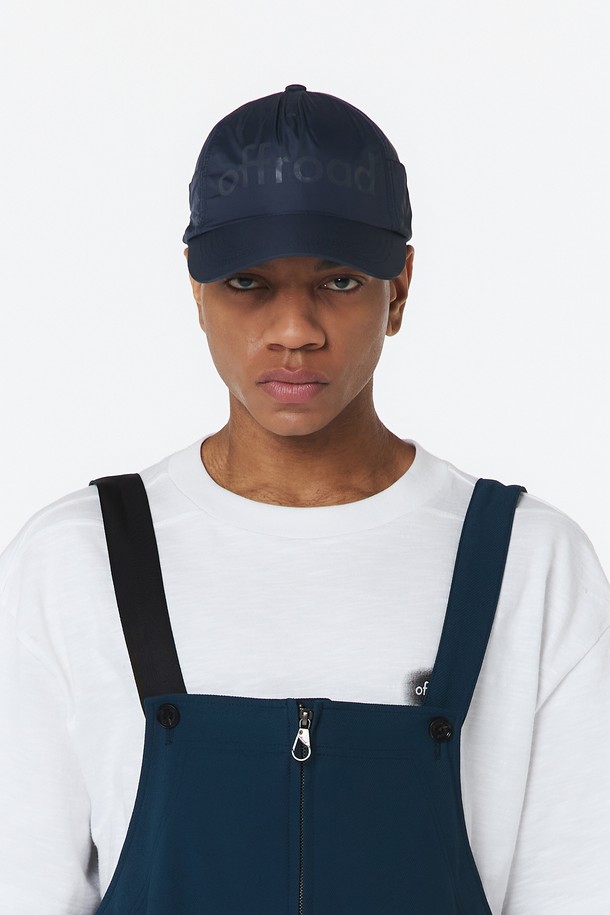 유니 빅로고 버클 캡 (다크 네이비)_5LG7416은 은은한 광택감이 돋보이는 다크 네이비 컬러의 캡모자입니다. 전면에는 톤온톤 빅 로고 프린트가 디자인되어 있으며, 가벼운 나일론 소재로 제작되어 일상 및 아웃도어 활동에 용이합니다. 이중 버클 디테일로 사이즈 조절이 가능하며, 사계절 착용 가능한 유니섹스 아이템입니다.
