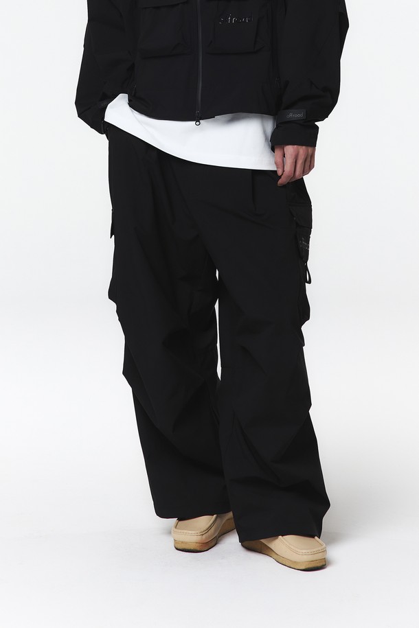 유니 3L 방수 셋업 팬츠 (블랙)_5LG1621은 사계절 활용 가능한 유니섹스 방수 팬츠입니다. 폴리에스터, 나일론 혼방의 3 레이어 소재로 제작되었으며, 방수 코팅과 아웃포켓 방수 지퍼 디테일로 아웃도어 활동에 적합합니다. 허리 밴드와 밑단 스트링으로 사이즈 조절이 용이하며, 무지 디자인의 와이드핏으로 편안하고 스포티한 스타일을 연출할 수 있습니다.
