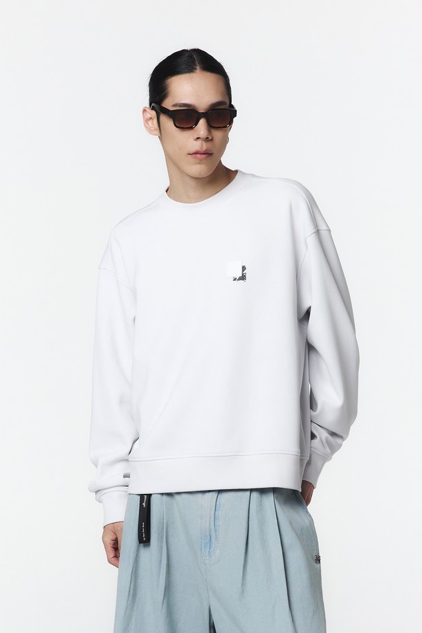 유니 로고 자수 MTM은 스모크 화이트 색상의 남녀공용 맨투맨 티셔츠로, 캐주얼하고 스포티한 스타일을 연출합니다. 폴리에스테르, 면, 폴리우레탄 혼방 소재로 제작되어 부드러운 촉감을 자랑하며, 루즈핏 디자인과 내추럴한 숄더 라인이 특징입니다. 로고 자수 디테일과 뒷면 삼각 카라비너, 테이프 디테일이 돋보이며, 봄, 가을철 일상복으로 적합합니다.
