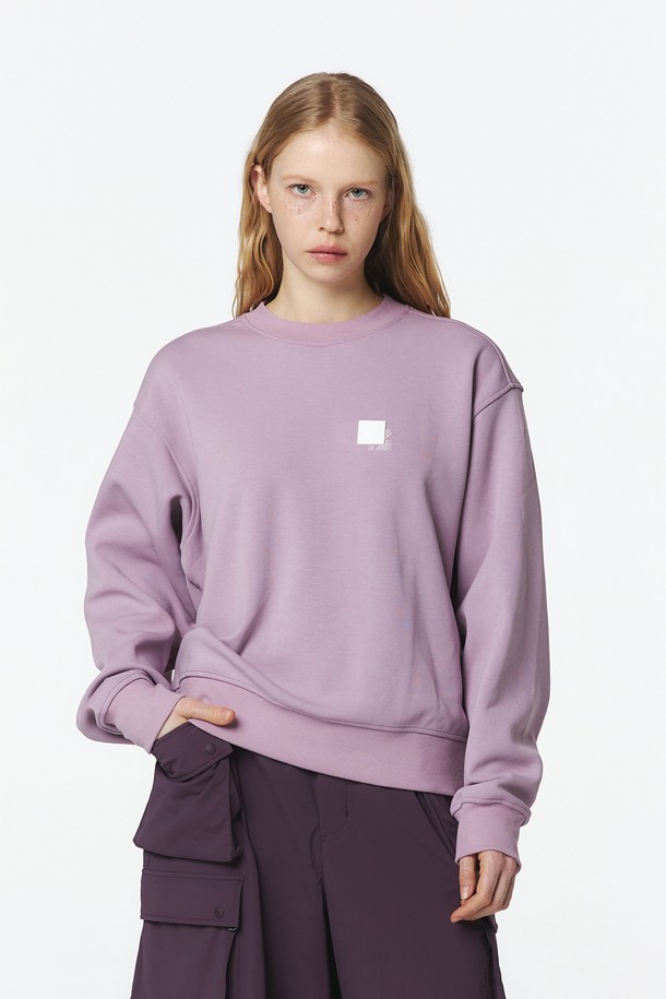 유니 로고 자수 MTM은 부드러운 촉감의 폴리에스테르, 면, 폴리우레탄 혼방 소재로 제작되었으며, 인디 퍼플 색상의 유니섹스 맨투맨입니다. 캐주얼하고 스포티한 무드를 연출하며, 로고 자수와 프린트 조합, 삼각 카라비너와 테이프 디테일이 특징입니다. 자연스러운 숄더 라인과 루즈핏으로 편안하게 착용 가능하며, 라운드넥 디자인으로 봄, 가을 일상복으로 적합합니다.
