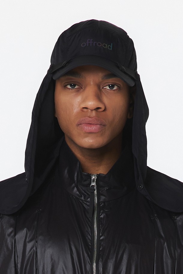 유니 사하라 캡 (블랙)은 아웃도어 활동과 등산에 적합한 여름용 모자입니다. 나일론 소재로 제작되어 은은한 광택감을 선사하며, 앞뒤로 얼굴 전체를 가릴 수 있는 설계로 햇빛으로부터 보호해 줍니다. 8cm 너비의 챙과 로고 프린트, 레터링 패턴이 특징이며, 탈부착 가능한 햇빛 가리개, 후면 선그립, 웨빙 조절 기능으로 편안한 착용감을 제공합니다. 얇은 두께로 제작되어 활동성이 뛰어나며, 고프코어, 캐주얼, 스포티 스타일을 연출하기 좋습니다.
