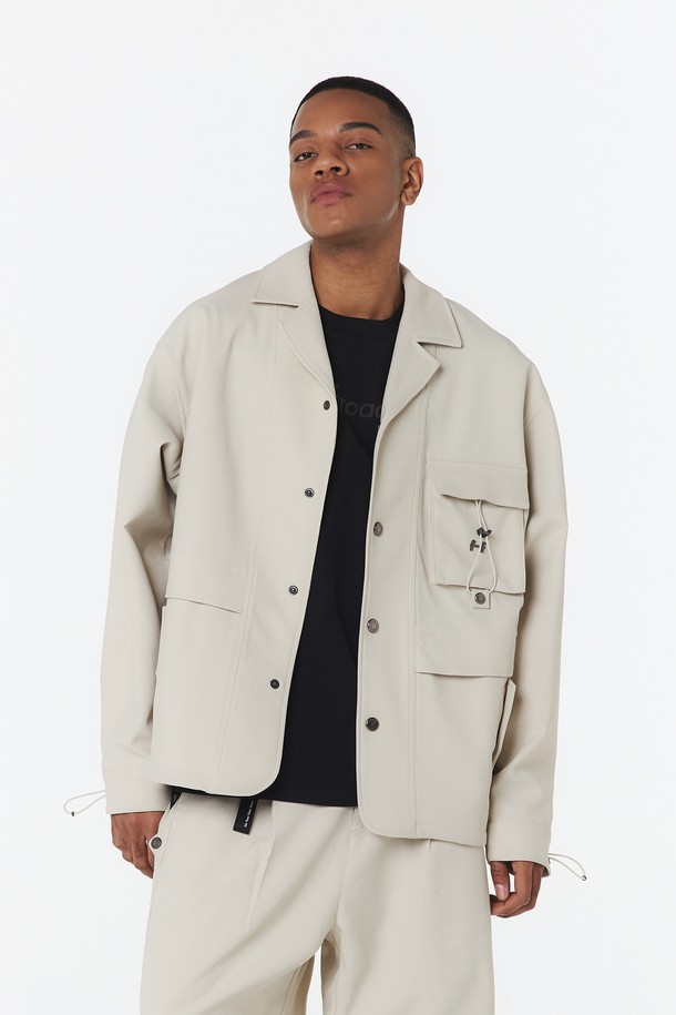 남성용 빅 포켓 셋업 자켓 (오트밀)_5LA1213은 봄, 가을에 어울리는 오트밀 색상의 아우터입니다. 폴리에스테르 소재로 제작되어 얇고 부드러운 촉감을 자랑하며, 넉넉한 오버핏과 가슴 플랩 포켓, 후면 입체 포켓, 소매 스트랩 스토퍼 디테일이 돋보입니다. 캐주얼 및 스트릿 스타일 연출에 용이하며, 무지 패턴과 긴 소매, 버튼 여밈 방식이 특징입니다.
