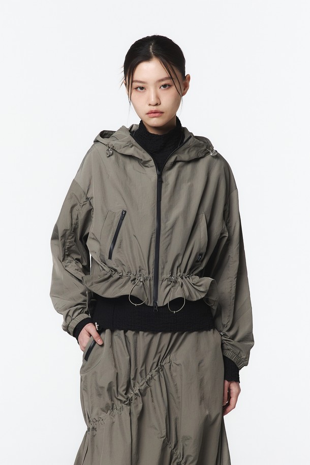 여성용 월그레이 색상의 후디 셋업 긴팔 점퍼로, 스포티하고 캐주얼한 무드를 연출합니다. 트월조직의 나일론, 폴리에스터 혼방 고밀도 소재로 제작되었으며, 은은한 광택감이 돋보이는 오버핏 크롭 기장 점퍼입니다. 후드형 디자인, 2중 포켓, 뒤 박스 포켓, 소매/밑단/허리 스트링 스토퍼 디테일과 전체 메쉬 안감으로 기능성을 더했으며, 봄, 가을 일상 및 아웃도어 활동에 적합합니다.
