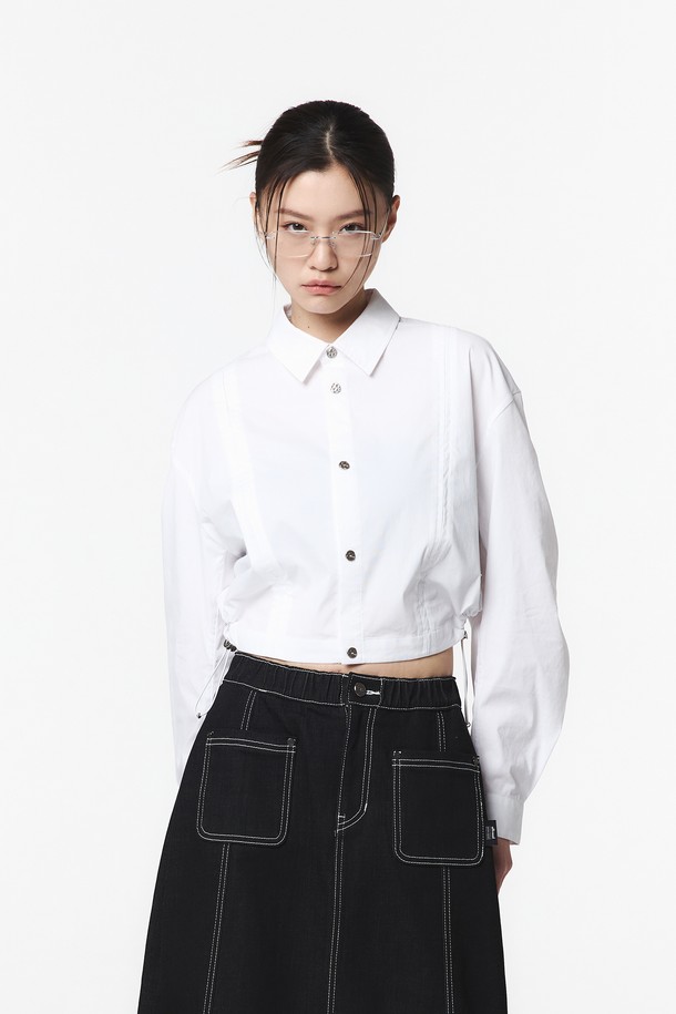 여성용 화이트 컬러의 사이드 스트링 긴팔 셔츠입니다. 면, 나일론, 폴리에스터 혼방 소재로 제작되었으며, 가슴 절개 라인과 허리 곡선 절개가 돋보입니다. 허리 스트링 스토퍼와 리벳 금속 장식이 포인트인 크롭 기장의 세미오버핏 셔츠로, 사계절 캐주얼하고 베이직한 스타일을 연출할 수 있습니다.
