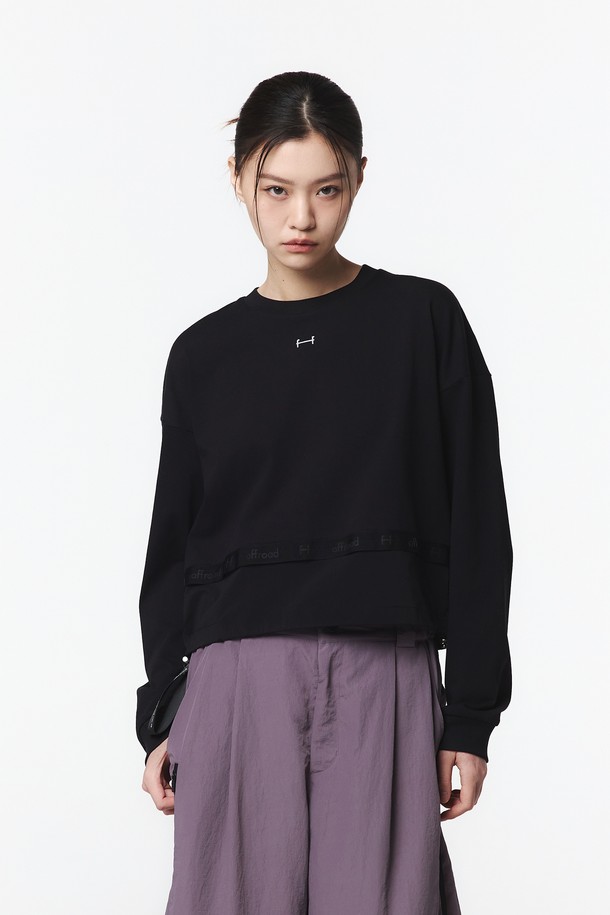 여성용 블랙 컬러의 우븐 배색 MTM입니다. 크롭 기장의 레귤러핏으로, 면, 폴리에스테르, 나일론, 폴리우레탄 혼방 소재가 사용되었으며, 방풍 기능이 있습니다. 로고 프린트 테이프 디테일과 백로고 프린트, 하단 스트링, 리벳 디테일이 특징이며, 스포티하면서도 캐주얼한 무드를 연출합니다.
