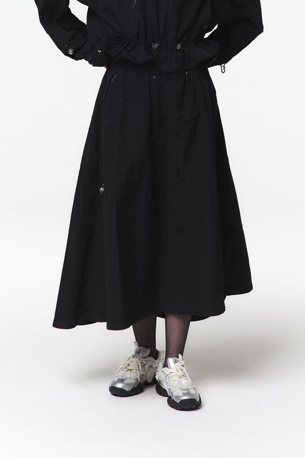 고밀도 나일론 원사로 제작되어 은은한 광택이 흐르는 여성 후디 점퍼 셋업 스커트입니다. 스포티하면서도 캐주얼한 무드를 연출하며, 뻣뻣한 촉감과 두꺼운 두께감으로 안정적인 핏을 선사합니다. A라인 스커트와 셋업으로 구성되었으며, 비대칭 스트링, 2중 포켓, 허리 전체 밴드 디테일이 특징입니다.
