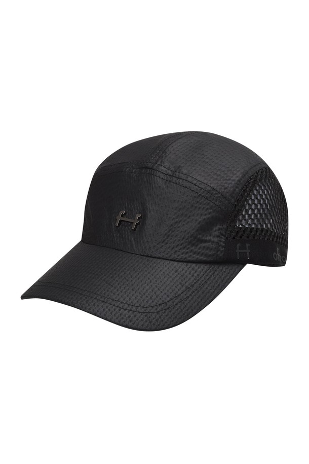 유니 메쉬 캡 (블랙)_5LG7411은 시어서커 원단의 은은한 광택이 돋보이는 유니섹스 메쉬캡입니다. 통기성이 뛰어난 사이드 메쉬 소재와 5패널 구조로 제작되어 쾌적한 착용감을 선사합니다. 모자 깊이 8.5cm, 챙 넓이 8cm로, 일상 및 캐주얼 스타일에 활용하기 좋습니다. 여행룩, 휴가룩과 같은 TPO에 어울리며, 미니멀하고 리조트한 스타일을 연출할 수 있습니다. 블랙 컬러로 어떤 옷에도 잘 어울려 데일리 아이템으로 손색없습니다.
