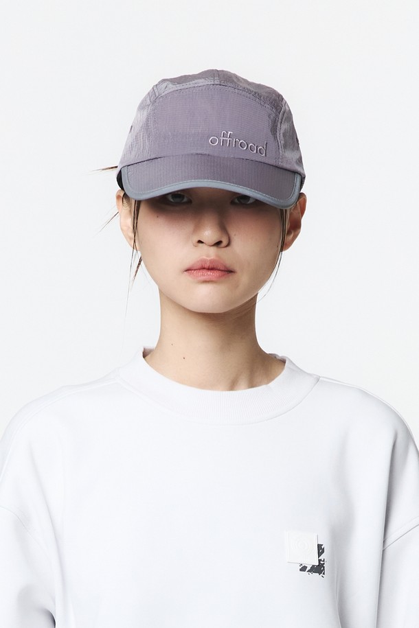 유니 리플렉트 5패널 캡 (라이트 퍼플)_5LG7413은 봄, 여름, 가을에 착용하기 좋은 유니섹스 캡모자입니다. 라이트 퍼플 색상의 나일론 소재로 제작되었으며, 5패널 디자인에 톤온톤 자수, 리플렉티브 디테일과 3M 반사 테이프가 특징입니다. 등산, 아웃도어 활동은 물론 일상에서도 활용하기 좋으며, 더블 스트랩과 삼각 카라비너 사이즈 조절 기능, 재귀반사 기능이 더해져 편안함과 안전성을 제공합니다.
