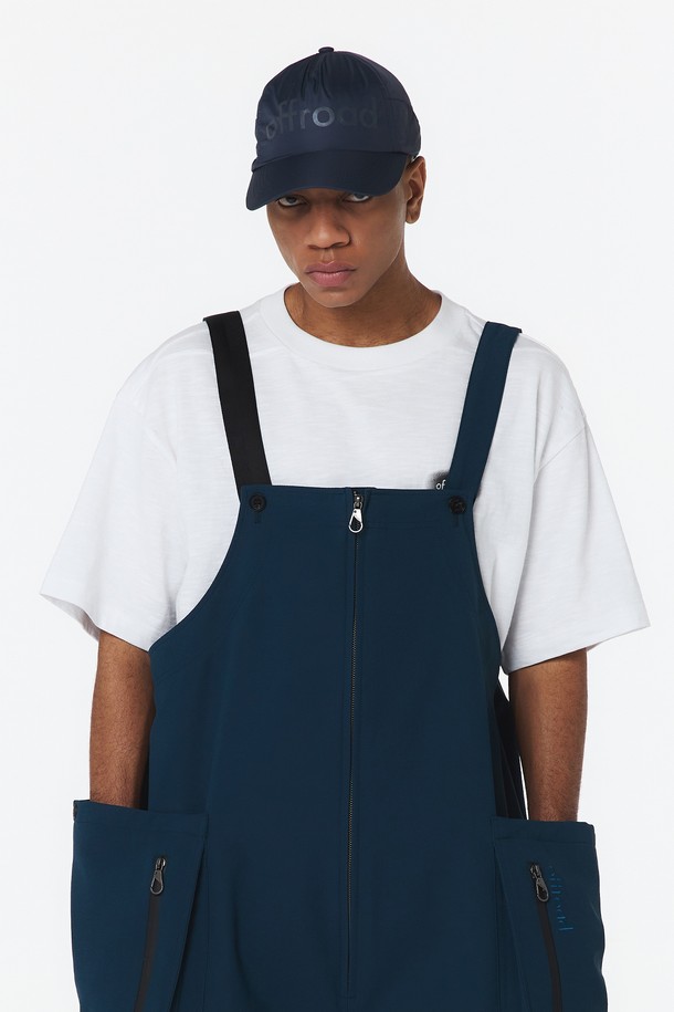 유니 포켓 오버롤 (터콰이즈)_5LG2921은 봄, 여름, 가을에 캐주얼하고 스포티한 무드를 연출하기 좋은 유니섹스 오버롤입니다. 터콰이즈 컬러의 트윌 패턴 폴리에스테르 소재로 제작되었으며, 얇고 부드러운 촉감이 특징입니다. 루즈핏 디자인에 다수의 수납 포켓, 앞면 2-WAY 지퍼, 조절 가능한 어깨끈, 밑단 스트링 등으로 다양한 기능성을 제공하며, 밴딩과 후드 디자인으로 편안함을 더했습니다.
