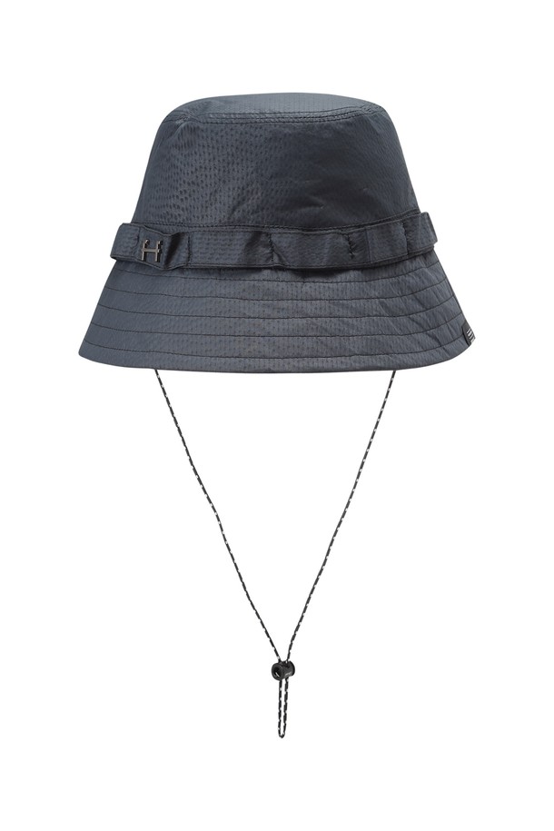 유니 써커 버킷햇 (딥 차콜)은 시어서커 소재로 은은한 광택감을 더한 유니섹스 버킷햇입니다. 9.5cm 챙 넓이로 햇빛을 효과적으로 가려주며, 등산 및 아웃도어 활동에 적합합니다. 다크차콜 컬러에 스트링 스토퍼와 금속 로고 리벳 디테일로 디자인되었으며, 머리 둘레 60cm까지 사이즈 조절이 가능합니다.
