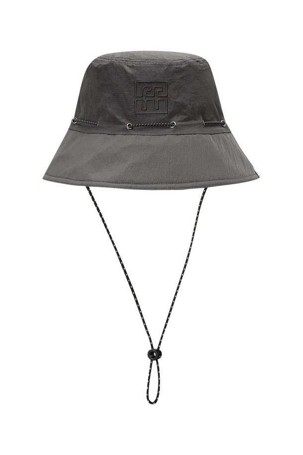 유니 립 스트링 버킷햇 (딥 차콜)_5LG7423은 립 패턴이 돋보이는 딥 차콜 색상의 유니섹스 버킷햇입니다. 나일론 소재로 제작되었으며, 7.5cm 챙넓이와 일반 깊이로 등산, 아웃도어, 일상생활에서 활용하기 좋습니다. 전면의 톤온톤 F 자수와 리플렉티브 립 원단, 스트링 스토퍼로 사이즈 조절 기능까지 더해진 봄, 여름, 가을 시즌에 적합한 제품입니다.
