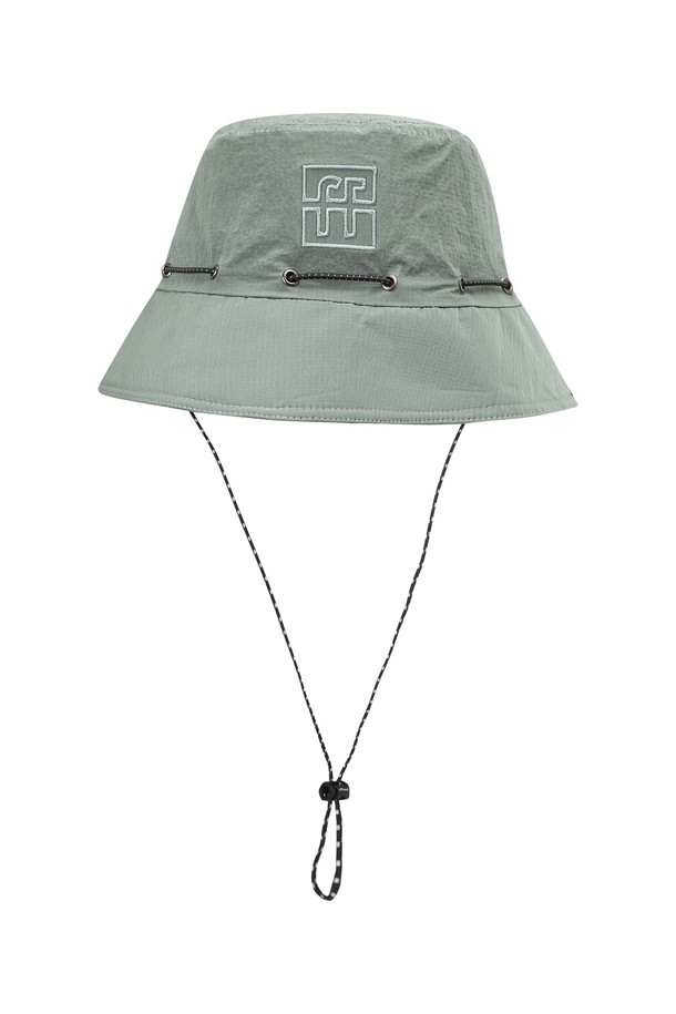 유니 립 스트링 버킷햇은 립 패턴이 돋보이는 그레이시 카키 색상의 유니섹스 버킷햇입니다. 나일론 소재로 제작되었으며, 챙 길이는 7.5cm입니다. F 자수, 스트링, 스트링 스토퍼 디테일과 사이즈 조절 기능, 재귀반사 기능이 있으며, 아웃도어 활동은 물론 일상에서도 멋스럽게 착용할 수 있고 봄, 여름, 가을에 활용하기 좋습니다.
