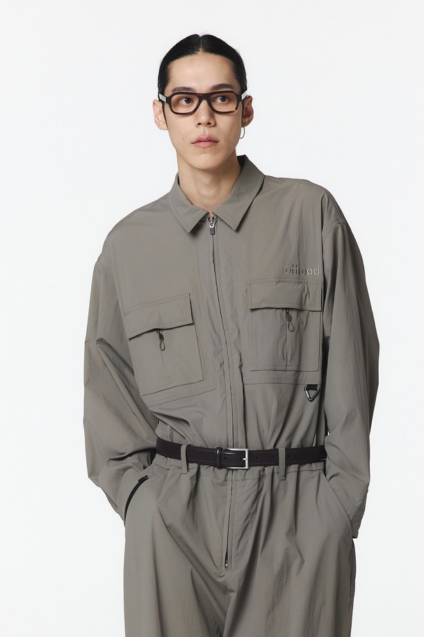 유니 벨트 점프 수트 (카키)_5LG2912는 야외활동에 적합한 유니섹스 점프수트입니다. 카키 색상의 와샤 패턴이 돋보이며, 나일론 95%, 폴리에스터 5% 혼방 소재로 제작되었습니다. 오버사이즈핏과 루즈핏으로 편안하게 착용 가능하며, 2WAY 지퍼, 방수 지퍼 포켓, 허리/밑단 스트링, 로고 자수, 삼각 카라비너, 후면 금속 로고 디테일과 방수, 수납 기능을 갖추었습니다.
