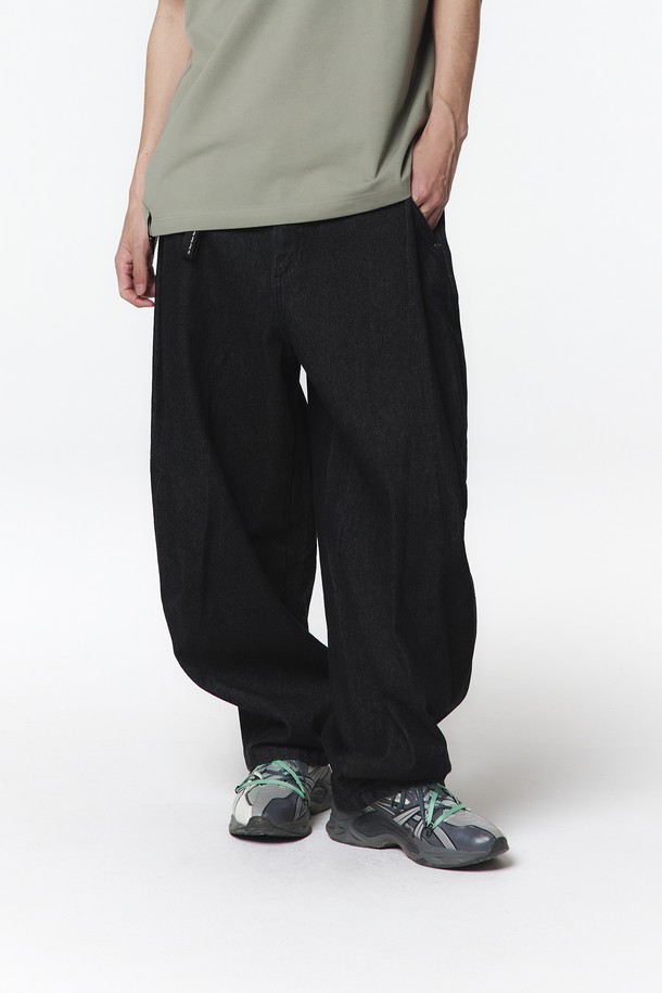 유니 벌룬핏 데님팬츠(블랙)_5LG2611은 사계절 활용 가능한 유니섹스 데님 팬츠입니다. 캐주얼 스타일에 어울리는 무지 디자인의 와이드 핏 긴 바지로, 프론트 웨이스트 턱과 무릎 다트 디테일이 돋보입니다. 면 소재로 제작되었으며, 풀 웨이스트밴드로 편안한 착용감을 제공합니다.
