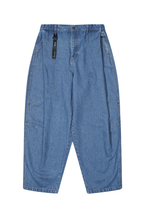 유니 벌룬핏 데님팬츠 (블루)는 캐주얼한 스타일의 유니섹스 데님 팬츠입니다. 면 소재의 긴 기장 바지로, 봄, 가을에 착용하기 좋으며, 와이드 벌룬핏과 루즈핏으로 편안한 착용감을 선사합니다. 프론트 웨이스트 턱 디테일, 무릎 다트 디테일, 풀 웨이스트밴드로 디자인의 완성도를 높였습니다.
