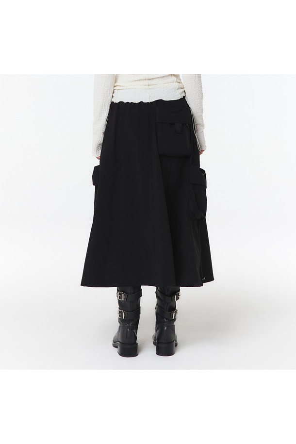 여성 3L 방수 셋업 스커트 (블랙)는 아웃도어 활동에 적합한 맥시 스커트입니다. 방수 기능이 있는 3레이어 소재로 제작되어 변덕스러운 날씨에도 쾌적함을 유지해 줍니다. 넉넉한 A라인 핏과 플레어 치마 타입으로 편안한 착용감을 제공하며, 허리 밴드로 활동성을 높였습니다. 셋업이 가능하며, 아웃포켓, 방수 지퍼, 2WAY 지퍼, 금속 혼합 버클 등의 디테일로 실용성을 더했습니다. 여행룩, 휴가룩, 캠핑룩 등 미니멀, 캐주얼, 고프코어 스타일을 연출하기 좋습니다.
