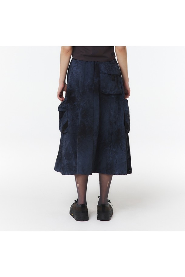 여성용 물나염 셋업 스커트(다크 네이비)_5LB1822는 부드러운 나일론 소재의 A라인 맥시스커트입니다. 스포티하고 캐주얼한 무드를 연출하며, 물나염/타이다이 패턴이 돋보입니다. 방수 기능과 방수 지퍼 포켓, 2-WAY 지퍼, 메탈 버클 디테일이 있으며, 점퍼 5LG1322와 셋업하여 착용 가능합니다.
