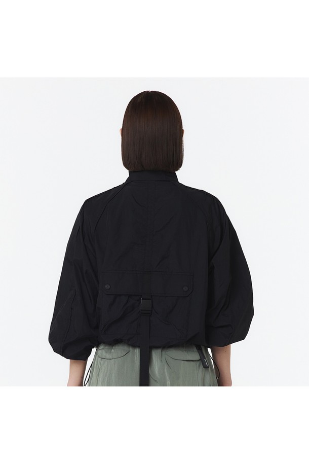 여성용 블랙 색상의 긴팔 스탠드 칼라 셋업 점퍼는 미니멀하고 캐주얼한 무드를 연출하며, 크롭 기장의 루즈핏으로 제작되었습니다. 얇은 나일론 소재로 봄에 적합하며, 하이넥 디자인과 팬츠와 세트 구성이 가능한 특징을 가지고 있습니다. 일상에서 편안하게 착용하기 좋은 윈드브레이커 스타일의 집업 점퍼입니다.
