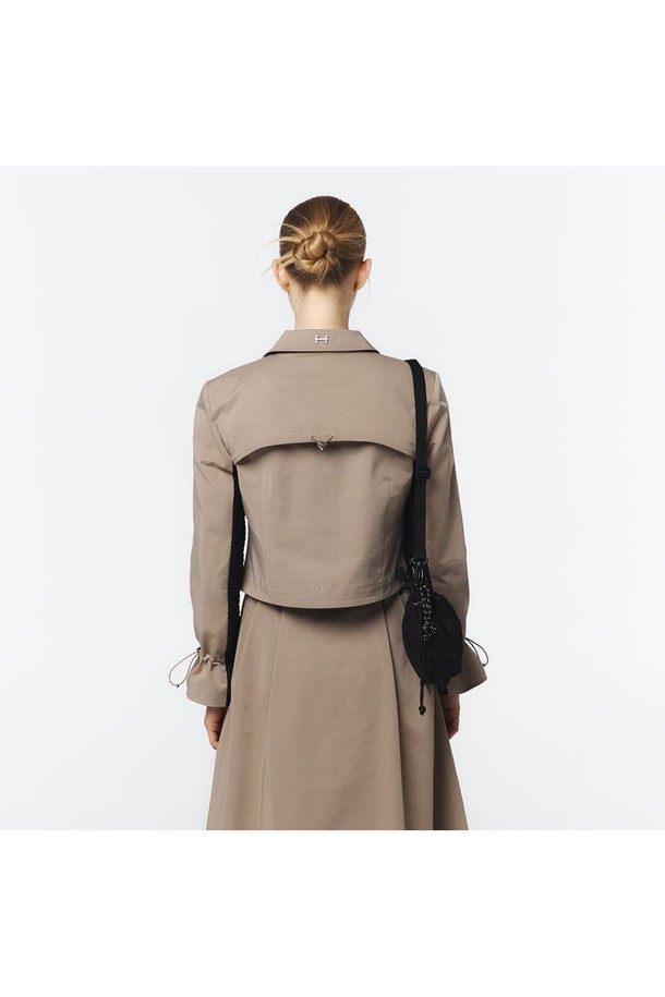 여성용 베이지 색상 테일러드 자켓으로, 봄, 가을에 어울리는 얇은 두께의 폴리에스테르 소재로 제작되었습니다. 크롭 기장의 테일러드 핏으로 클래식하고 미니멀한 무드를 연출하며, 소매 안쪽 다이아몬드 메쉬 구조와 소매 끝단 스트링 스토퍼 디테일이 돋보입니다. 베스트, 스커트와 함께 3피스 세트로도 연출 가능한 활용도 높은 아이템입니다.
