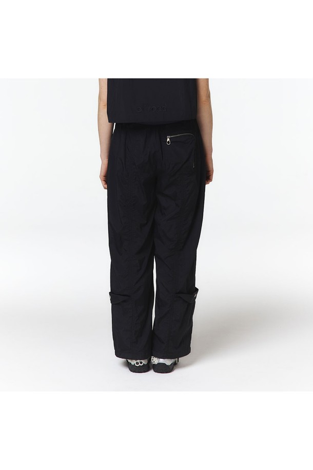 세로 절개 라인이 돋보이는 블랙 색상의 여성 긴팔 스탠드 칼라 셋업 바지입니다. 나일론 소재로 제작되었으며, 와이드핏과 뒷허리 밴딩으로 편안한 착용감을 제공하고, 앞포켓 이중 구성과 뒤 박스 아웃포켓 디테일을 더했습니다. 5LB1312 점퍼와 셋업으로 연출 가능하며, 봄, 가을 일상복으로 미니멀하고 스포티한 스타일을 완성할 수 있습니다.
