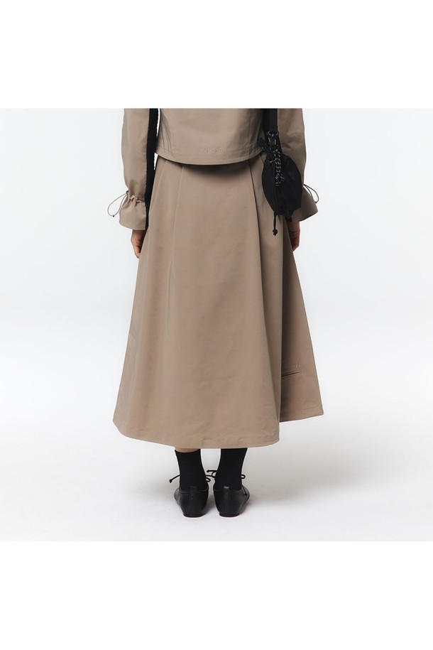 여성용 테일러드 셋업 스커트 (베이지)_5LB1831은 폴리에스터 소재의 A라인 플리츠 스커트입니다. 앞면 맞주름 2개, 뒷면 맞주름 4개, 허리 밴드 커브드 성형, 2중 포켓(방수지퍼), FF 심볼 금속장식, 밑단 스트링 스토퍼, 뒷면 하단 하든 입술포켓, 허리벨트 웨빙테이프 금속 버클 디테일이 돋보입니다. 클래식하고 미니멀한 무드를 연출하며 봄, 가을 일상복으로 적합한 베이지 색상의 레귤러핏 스커트입니다.
