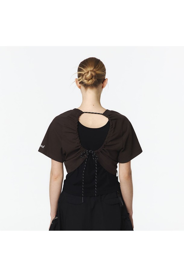 여성 우븐 배색 엠티엠 (다크브라운)은 봄, 가을 시즌에 적합한 여성 티셔츠입니다. 스포티한 스타일의 레귤러핏 긴소매 크롭 기장 티셔츠로, 다크브라운 컬러에 로고 패턴이 돋보입니다. 면, 폴리에스터, 나일론, 폴리우레탄 혼방 소재로 제작되어 방풍 기능을 갖췄습니다. 하단 우븐 믹스 및 스트링 조절, 로고 프린트 테이프, 뒷면 로고 프린트, 리벳 디테일이 특징입니다. 일상복으로 활용하기 좋은 캐주얼 스타일의 티셔츠입니다.
