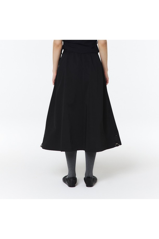 여성 테일러드 셋업 스커트(블랙)_5LB1831은 모던하고 미니멀한 무드를 선사하며, 사계절 내내 일상에서 활용하기 좋습니다. 블랙 색상의 A라인 플리츠 스커트로, 앞면에 2개, 뒷면에 4개의 플리츠 디테일과 곡선 형태의 허리 밴드가 돋보입니다. 폴리에스테르 소재로 제작되었으며, 방수 기능과 FF 심볼 메탈 장식, 허리 벨트 웨빙 테이프 및 메탈 버클, 뒷면 히든 웰트 포켓 등의 특징을 갖추었습니다.
