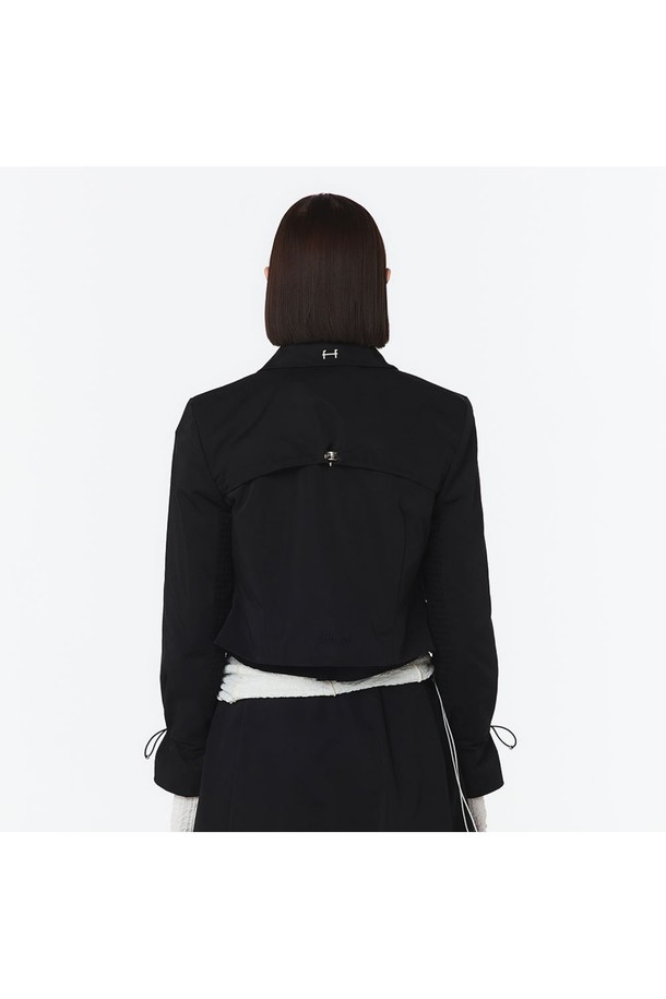 모던하고 클래식한 무드의 여성 테일러드 자켓(블랙)_5LB1231은 봄, 가을 시즌에 어울리는 아우터입니다. 폴리에스터 소재의 테일러드 크롭 핏 디자인으로, 소매 안쪽 다이아몬드 조직 메쉬와 소매 끝단 스트링 스토퍼 디테일이 돋보이며, 뒷면 에리 로고 금속 장식으로 포인트를 더했습니다. 3피스 셋업이 가능하며, 일상과 아웃도어 활동 모두에 적합한 활용도 높은 아이템입니다.
