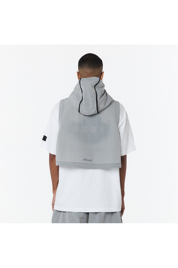 유니 후디 베스트 - RIB (화이트 그레이)_5LG1412는 봄, 가을 시즌에 활용하기 좋은, 얇은 두께의 오버핏 민소매 베스트입니다. 나일론 소재의 립(RIB) 패턴으로 스포티하면서도 캐주얼한 무드를 연출하며, 방풍 및 발수 기능을 갖춰 아웃도어 활동에도 적합합니다. 2WAY 무광 방수 지퍼, 사이드 입체 포켓, 블랙 웨빙 테이프, 반광 FF 금속 장식, 뒷면 로고 자수 등의 디테일이 돋보입니다.
