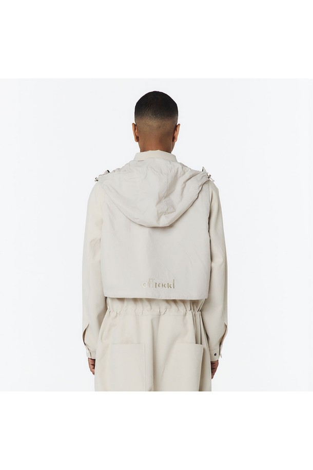 유니 후디베스트 (오트밀)_5LG1411은 사계절 활용 가능한 유니섹스 베스트입니다. 오트밀 색상의 무지 패턴으로, 나일론과 폴리에스테르 혼방 소재를 사용하여 방수, 방풍, 통기성이 뛰어납니다. 2-WAY 매트 방수 지퍼, 사이드 매트 방수 지퍼, 메탈 FF 장식, 앞면 상단 통기성, 후면 자수 로고, 메쉬 안감 등의 디테일과 후드, 오버핏, 크롭 기장이 특징입니다.
