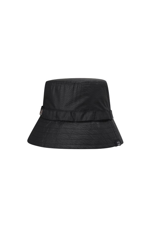 유니 써커 버킷햇 (블랙)_5LG7421은 은은한 광택감의 폴리에스터 소재로 제작되었으며, 시어서커 패턴이 돋보이는 블랙 컬러의 유니섹스 버킷햇입니다. 챙넓이 7cm, 모자깊이 9.5cm로 일상 및 캐주얼 용도로 적합하며, 봄, 여름 시즌에 착용하기 좋습니다. 금속 로고 리벳과 스트링 스토퍼 디자인 장식, 사이즈 조절 기능이 있으며 오프로드 무드의 독특한 외관을 자랑합니다.

